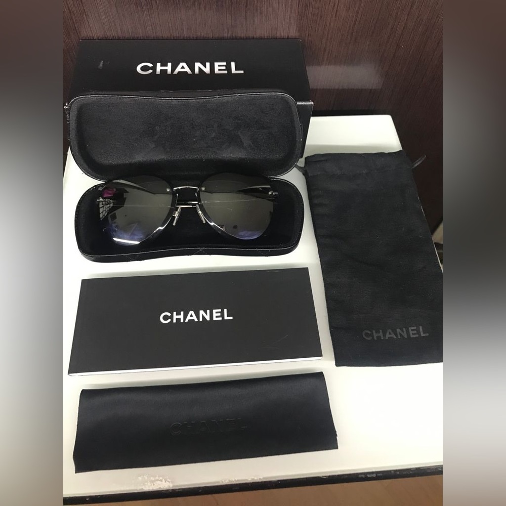 Channel pilot aviator sunglasses